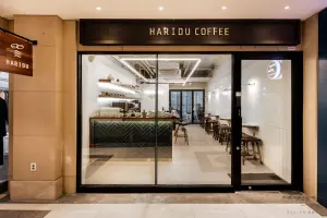 모던 미니멀 감성의 하리두 커피 인테리어